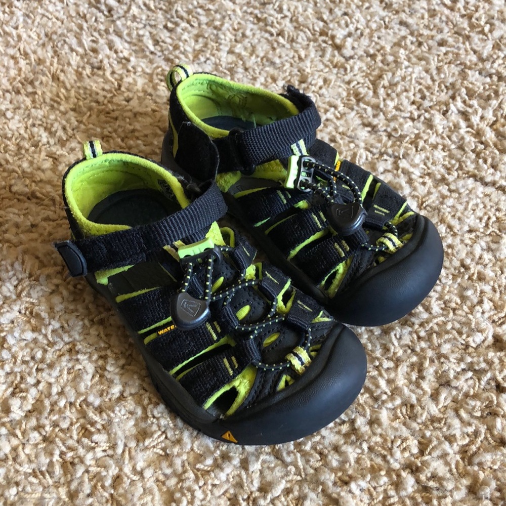 Boys keen Water shoes sz 10